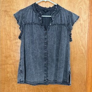 Rails “Ruthie” Ruffle Sleeve Tencel
Denim Blouse - Black Acid Wash- Size Small